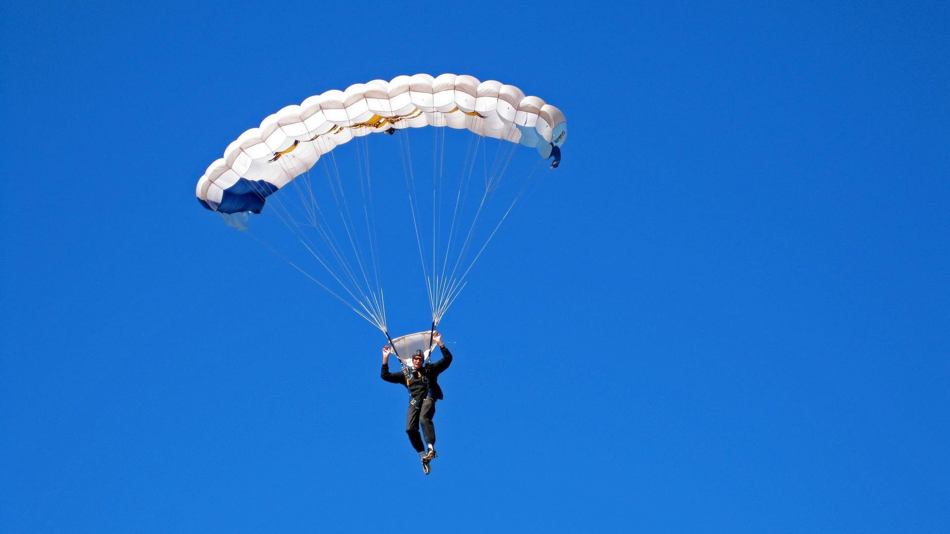 赛场上的“冷静”指挥：教练的战术调整，冷静强势指挥官vs感性艳丽艺术家